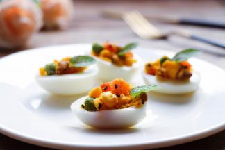 色彩鲜艳营养丰富，我用薄荷叶装饰了一下，这样是不是更像小船啦？