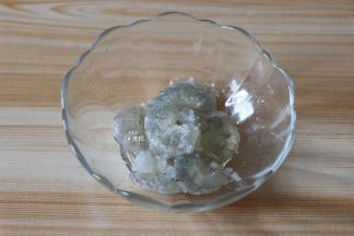 明虾去壳取虾仁，洗净后加入少许盐腌制10分钟左右；