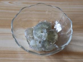 明虾去壳取虾仁，洗净后加入少许盐腌制10分钟左右；
