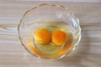 鸡蛋去壳打入碗里；