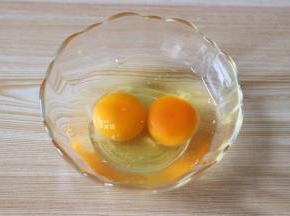 鸡蛋去壳打入碗里；