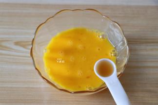 打散后加入料酒再搅拌均匀；