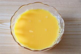 加入温开水搅拌均匀，温水跟蛋液比例1:1为佳；