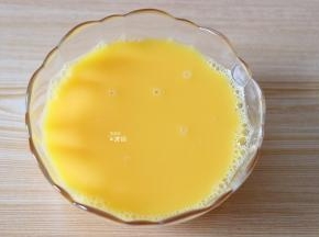 加入温开水搅拌均匀，温水跟蛋液比例1:1为佳；