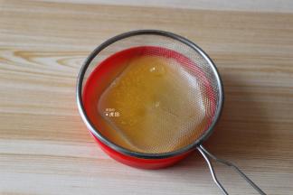 过滤蛋液两次；