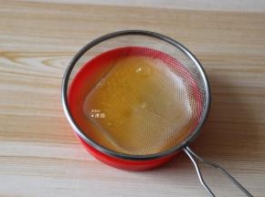 过滤蛋液两次；