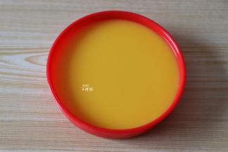 如果还有气泡，就静置一会儿消泡，或者拿牙签挑掉；