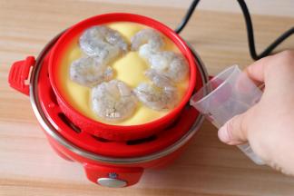 再放入虾仁，继续加适量水（水量在量杯最高水位处），蒸熟即可；