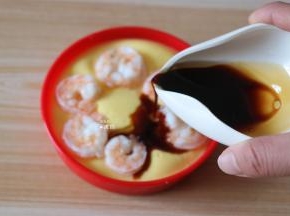 生抽和香油混均匀倒在蒸熟的蛋羹上调味即可；