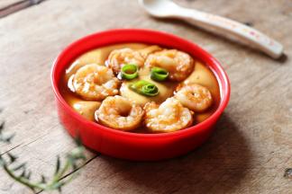 可以放一点葱花点缀一下，还能提香，滑嫩美味的虾仁鸡蛋羹，简单快手又美味；