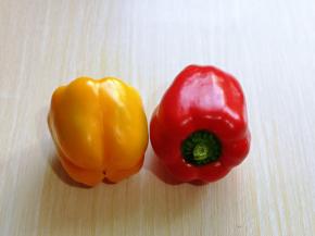 将红黄椒洗干净。