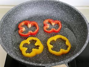 起油锅，加入彩椒圈。