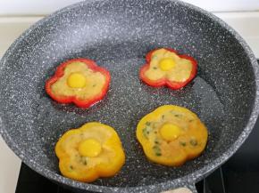 放入做好的鸡蓉，用小勺在中间挖个小洞洞，磕入一个鹌鹑蛋，盖上盖子小火慢煎。