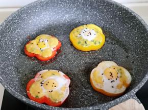 煎到鹌鹑蛋凝固，撒上黑芝麻，小火再煎1分钟。(煎的整个过程约5分钟)