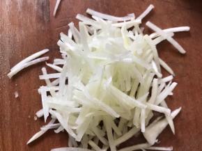 白萝卜洗净切丝