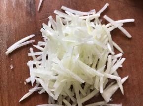 白萝卜洗净切丝