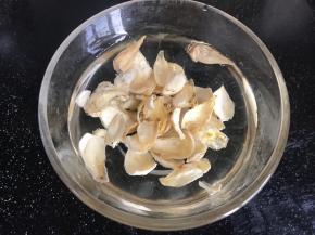 百合用冷水泡软