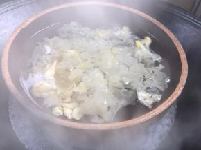 加入冰糖和适量清水，放入开水锅中蒸2小时左右