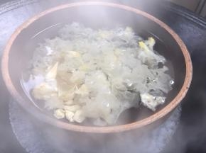 加入冰糖和适量清水，放入开水锅中蒸2小时左右