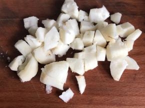 马蹄去皮洗净，切碎