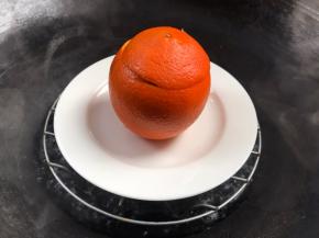 盖上盖子，放入开水锅中蒸10分钟左右