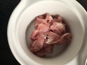 瘦肉洗净切薄片，装入蒸碗中