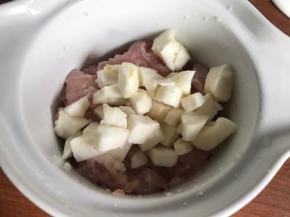 放入腌制好的瘦肉里