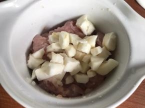 放入腌制好的瘦肉里