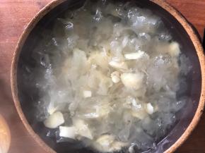 把蒸好的银耳取出