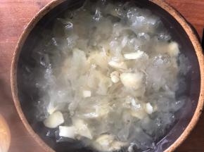 把蒸好的银耳取出