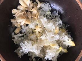 把泡发好的银耳和百合洗净，放入砂锅中