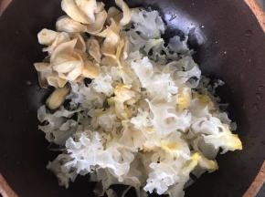 把泡发好的银耳和百合洗净，放入砂锅中