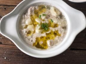 把蒸好的马蹄肉取出，淋入橄榄油，撒上葱花