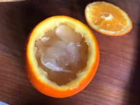装入鲜橙皮内
