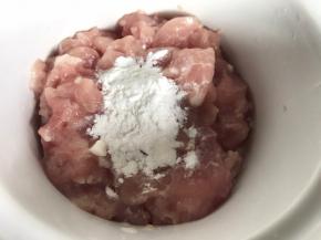 加入料酒、盐、胡椒粉、淀粉抓捏均匀，腌制一会