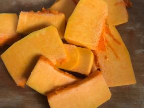 南瓜洗净去皮，切薄片