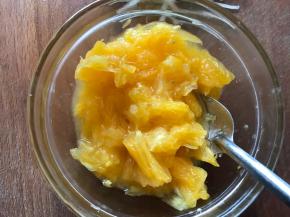 鲜橙果肉取出装碗，搅碎