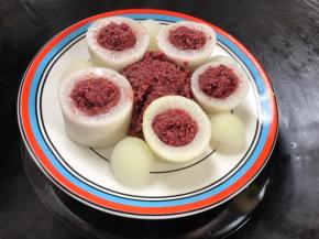 装入萝卜窝窝里，多余的放在中间，放入开水锅中蒸1小时左右