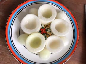 摆入盘中，把挖出来的小球球摆在周边