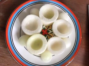 摆入盘中，把挖出来的小球球摆在周边