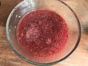 蒸肉粉加入两倍的冷水泡发