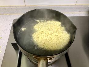 锅中放60ml水煮开，放入面饼，煮5分钟。