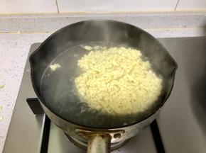 锅中放60ml水煮开，放入面饼，煮5分钟。