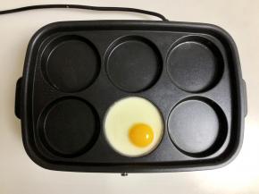 然后把分离出来的蛋黄放在蛋清中间，偏一点也没有关系。