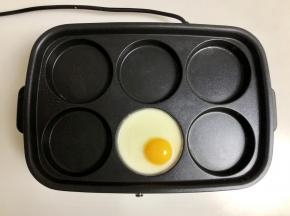 然后把分离出来的蛋黄放在蛋清中间，偏一点也没有关系。