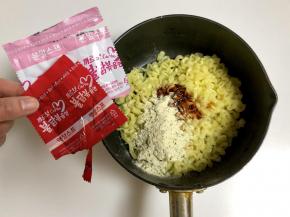 放入调味料，调味包也很少女心哦！红色那包就是让人闻风丧胆的辣酱，我把整包都放进去了，而白粉相间的粉包中有芝士，奶油，以及欧芹的混合粉末。