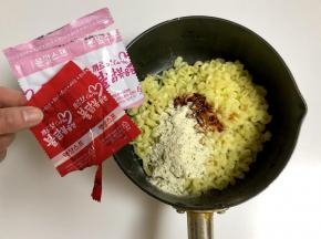 放入调味料，调味包也很少女心哦！红色那包就是让人闻风丧胆的辣酱，我把整包都放进去了，而白粉相间的粉包中有芝士，奶油，以及欧芹的混合粉末。