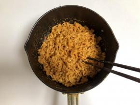 然后拌匀，装入盘中。拌面的时候，就已经奶香味扑鼻了，甜蜜的味道中还掺杂着辣味。