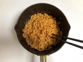 然后拌匀，装入盘中。拌面的时候，就已经奶香味扑鼻了，甜蜜的味道中还掺杂着辣味。