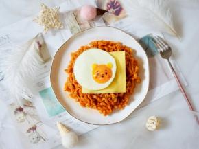 火鸡面盛入盘中，再放上一片芝士片，维尼熊太阳蛋再盖在芝士片上，完成！